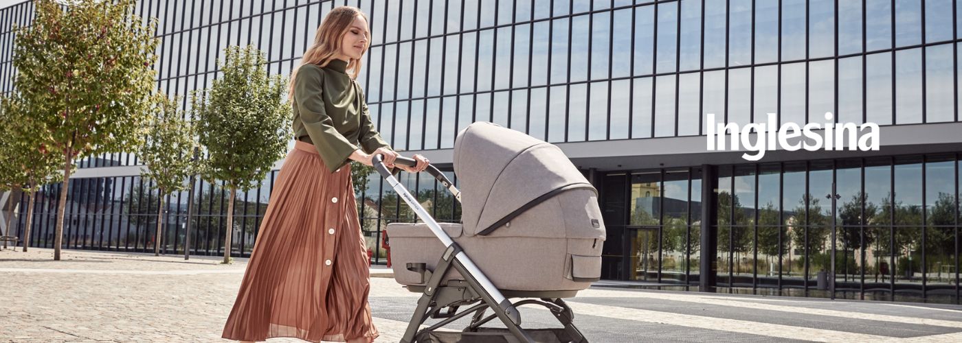 mama paseando por la ciudad con su glamuroso cochecito Inglesina Aptica en color Gris